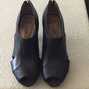 Clark’s shoes size 8 M